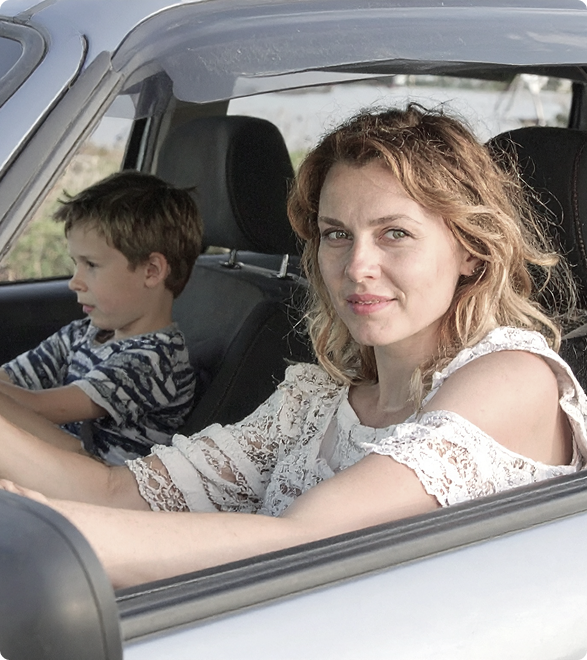 María conduciendo con su hijo